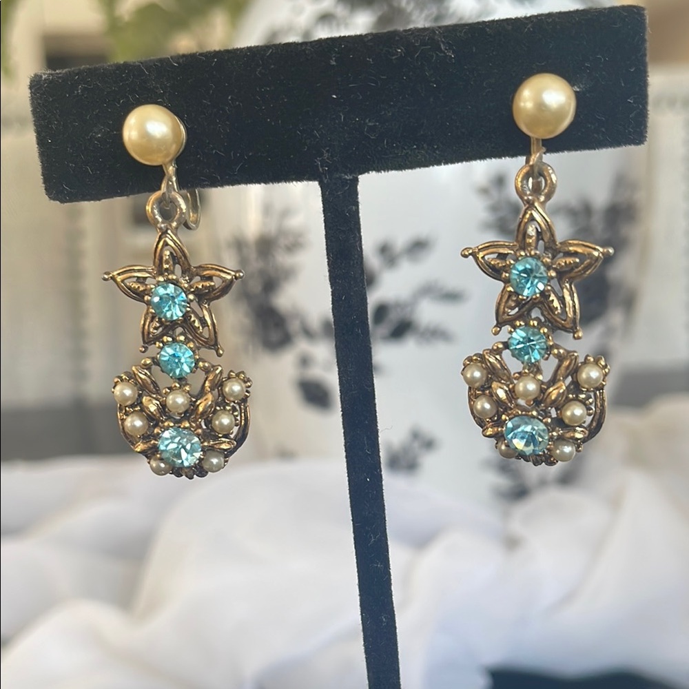 Vintage goldtone and blue Crystal dangle earrings